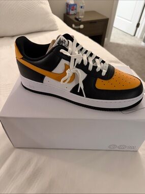 Nike Low-Top Sneaker — Black, White & Yellow